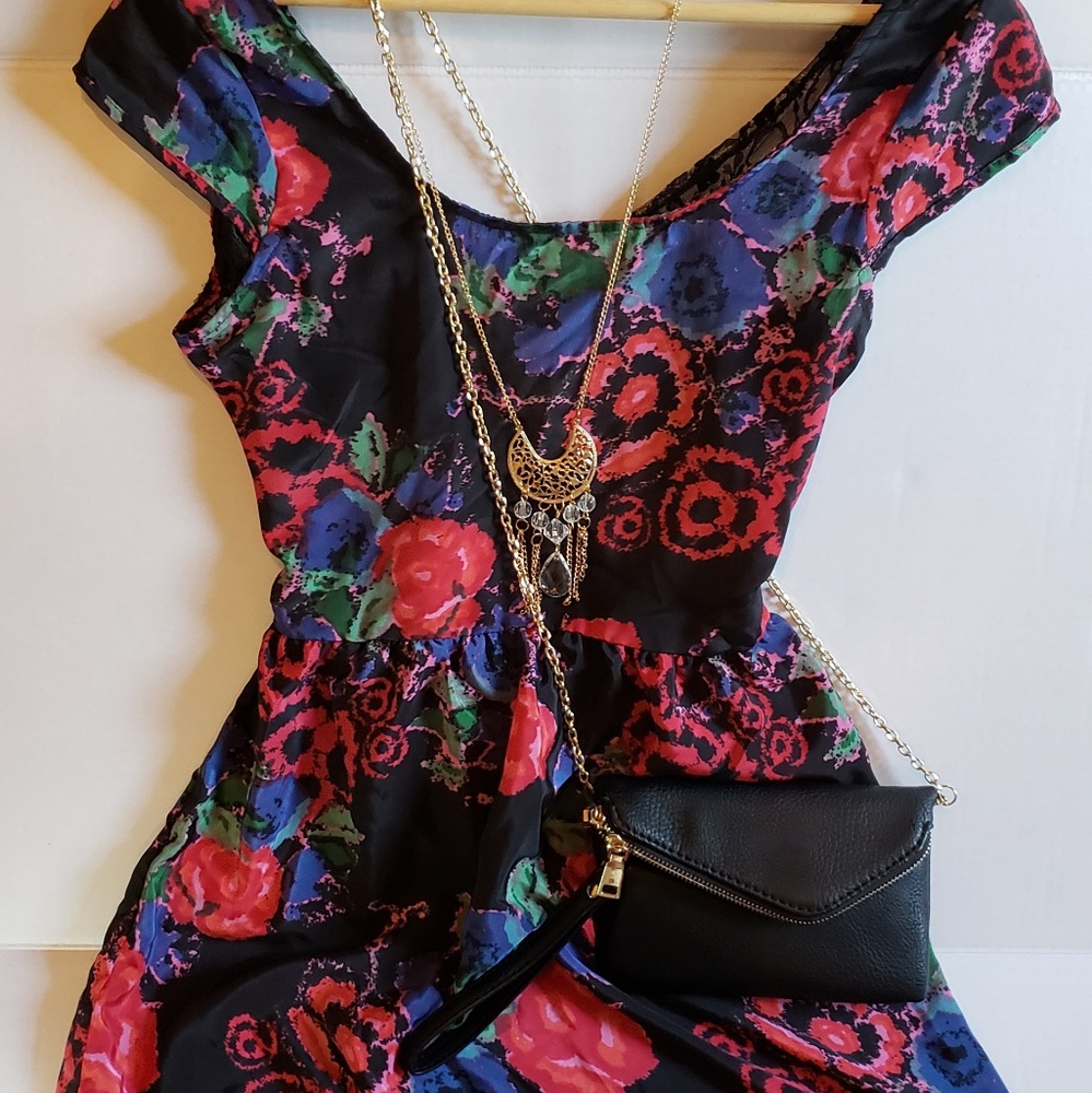 🎉Host Pick🎉Floral dress with lace back